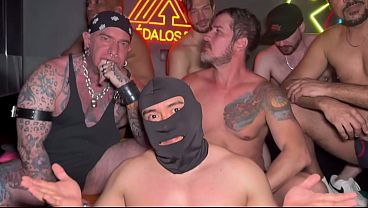 Gangbang com sete ativos resultou em m&uacute;ltiplos crempie e cu arrombado - FULL RED 