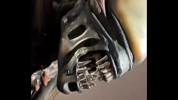 Look at this sculpture of a crazy alien what&rsquo;s the wildest sculpture you&rsquo;ve ever seen #aliensculpture #outof 