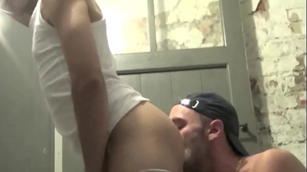 Deux Mecs Baisent Dan Une Cave De Bruxelles thumbnail