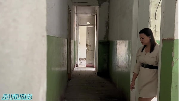 Nonton Mulher Casada Faz Festa Fechada Em Casar&atilde;o Abandonado thumbnail