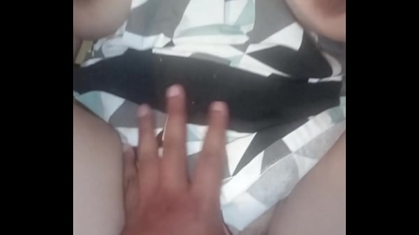 Me encontre a la conejita de pascua masturbandose y me la folle