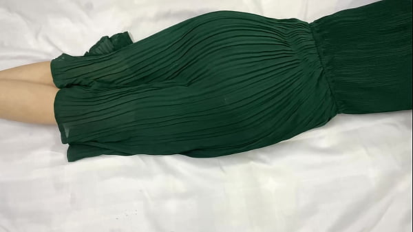 मेरी छोटी सौतेली बहन कमरे में अकेली थी मैं भी उसके कमरे में गया और रात को उसकी चूत चोदी