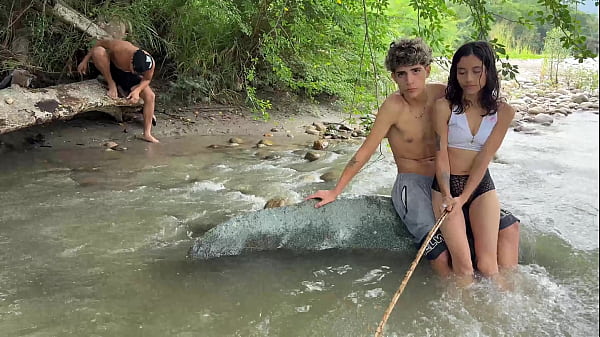 Play MP4 - La mujer de mi amigo es muy puta y quiere que me la coja a escondidas de su marido&period;