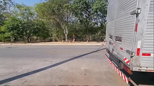 Play MP4 - Fui passear na pra&ccedil;a e o vizinho Carmona oficiall me arrastou pra entrar na sua casa&period; Resultado&colon;acabou me fodendo no seu quintal&period;