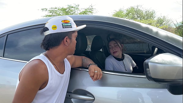 Encuentro a un pequeño_enano en_medio de la nada y le hago el favor de_llevarlo_a su casa con la condición de_cumplir_mi fantasía sexual de follar con un enano no sabia que_tenia una polla_enorme