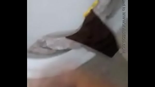 Play MP4 - Calcinha e banheiro da cunhada