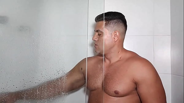 Pornstar Brasil, macho parrudo, batendo uma pra aliviar do stress do trabalho 