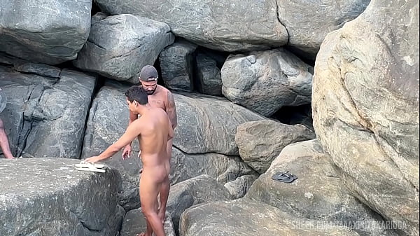 Sexo a 3 na praia no rio, muito leite no cu e leite na boca . 