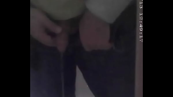 В седьмой раз посещения квартиры моей лучшей подруги со_своим бывшим_Она позвала нас познакомить сосвоим новым парнем Вторымзасняла_своего бывшего мочащегосяв еётуалете