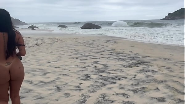 Play MP4 - V&iacute;deo amador gostosa dando para dois novinho na praia de nudismo