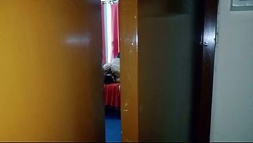 Ella Pensaba Que El Marido Se Av&iacute;a Ido Pero &eacute;l Se Qued&oacute; Escondido En El Cl&oacute;set thumbnail