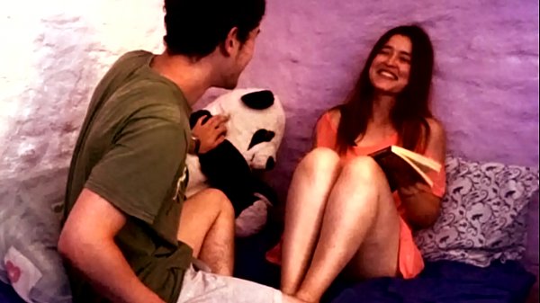 Mi novia quer&iacute;a estudiar y estaba tan caliente que la ba&ntilde;&eacute; en semen