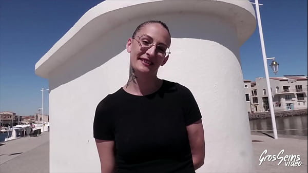 Play MP4 - Arianna&comma; 34ans&comma; sublime coquine &agrave; la poitrine g&eacute;n&eacute;reuse