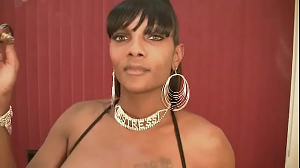 Hot ebony tranny smokes 