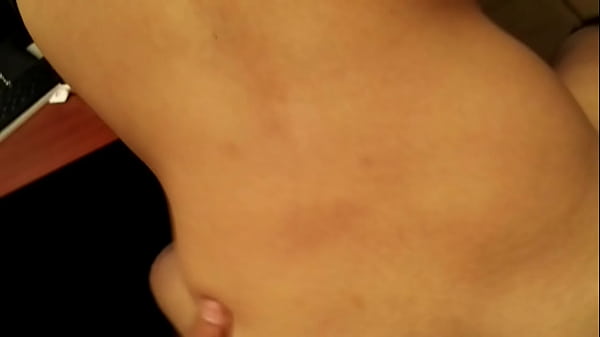 Cogiendo rico en la oficina (moviendo el culito) 