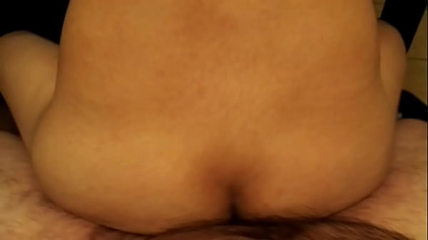 Cogiendo rico en la oficina moviendo el culito 