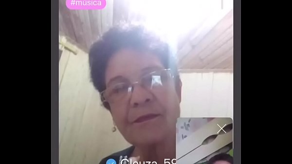 Velha com tes&atilde;o mostrando o peito