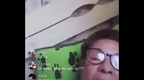 Velha_mostrando o peito e passando a mão naxota na live