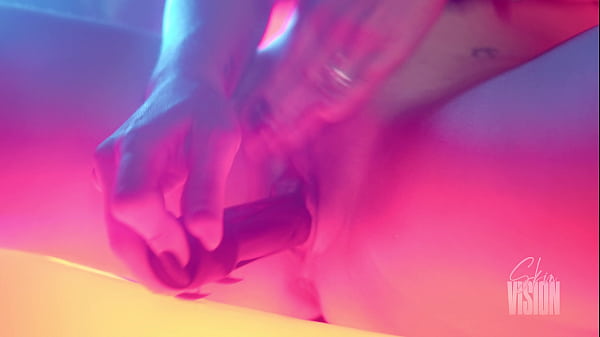 Luna luxxx glows as she fucks herself 