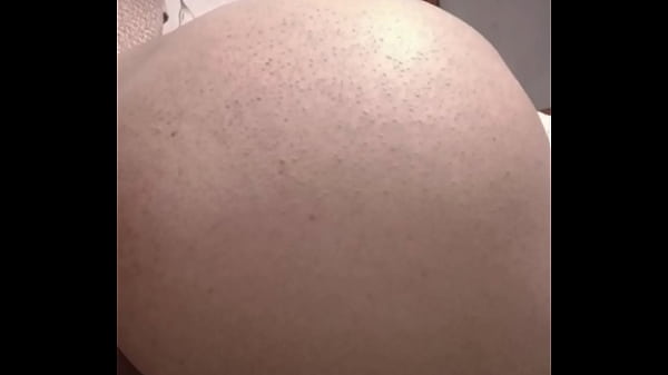 Muestra el culo y las nalgas a pesar que sabe que la estoy grabando