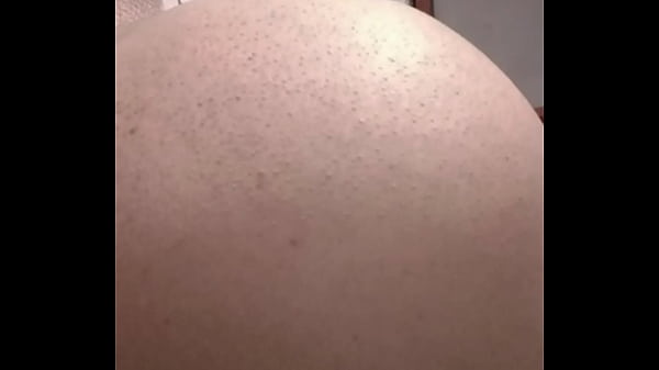 Muestra el culo y las nalgas a pesar que sabe que la estoy grabando 