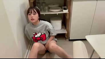 彼氏が泊まりに来てhせずに帰ったから物足りないくて1人でキッチンでオナニーする女子大生。 thumbnail