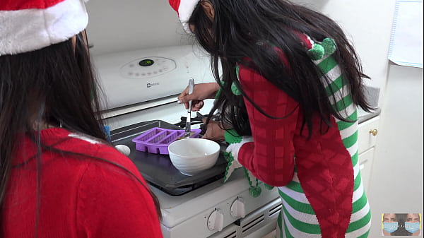 Play MP4 - Cooking Upskirt