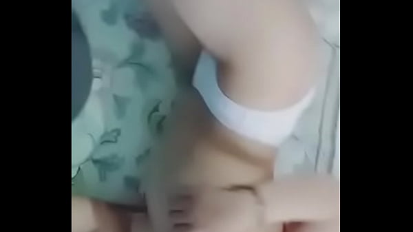 Chica toc&aacute;ndose 