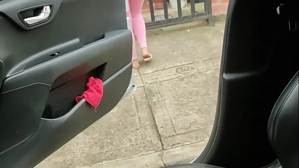 Play MP4 - Mujer desconocida de centro comercial&comma; me atrapa espiandola y me invita a coger a su casa