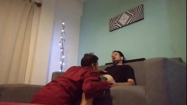 Play MP4 - Deliciosa mamada en el sof&aacute;&period;&period;&period;