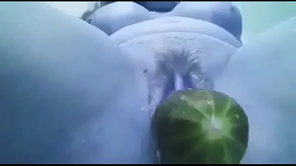 Gordita se mete un pepino
