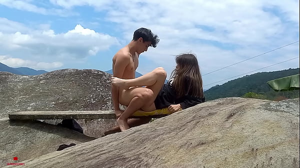 le meto una gran follada a mi hermanastra mientras estamos en un paseo familiar