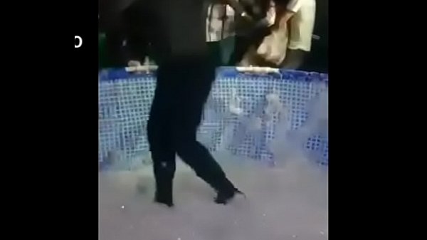 Play MP4 - Putas Venezolanas vs&period; Putas Dominicanas pelean en una fiesta