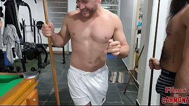 4 heteros jogando bilhar pelados