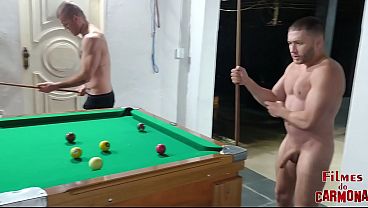 4 heteros jogando bilhar pelados