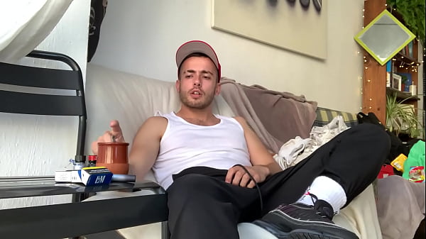 Play MP4 - Bienvenue David Luca &excl; Mets toi &agrave; l'aise et tape toi une queue