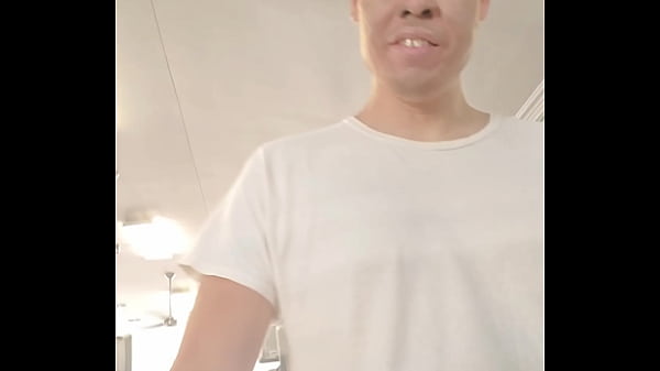 Simple selfie clip of enjoying exercise in the gym 