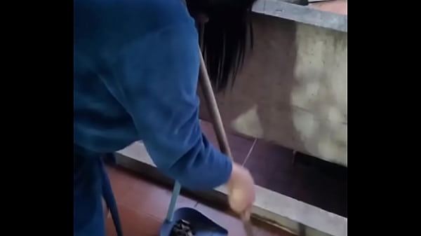 Acordei com a neura da limpeza limpando tudo e quando ele se aproximou de mim me deu um calor 