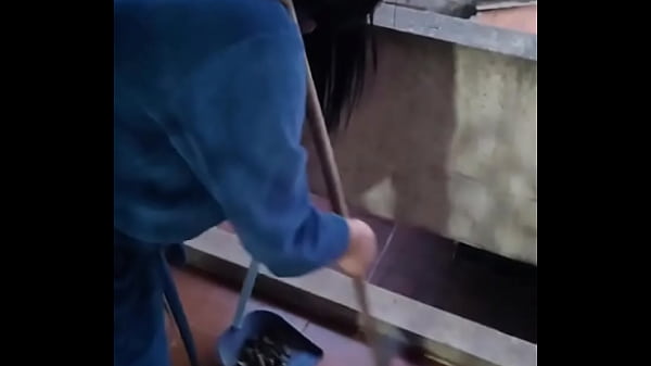 Acordei com aneura da limpeza limpando tudo_e quandoele se_aproximou de mimme deu_um calor