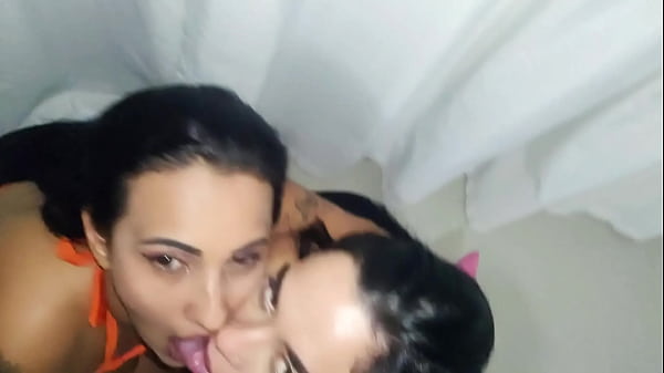 Boquete duplo com direito a gozada farta na cara das duas safadas sem vergonha completo no x v&iacute;deos red