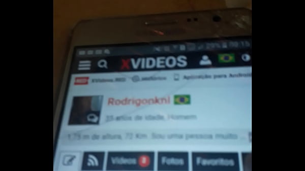 Eu na minha cama me masturbando.