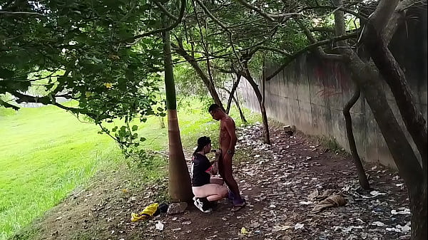 TRABALHADORES SAO FLAGRADOS NA HORA DO ALMO&Ccedil;O FAZENDO SEXO NO MEIO DA PRA&Ccedil;A 