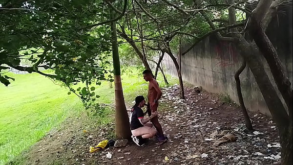 TRABALHADORES SAO FLAGRADOS NA HORA DO ALMO&Ccedil;O FAZENDO SEXO NO MEIO DA PRA&Ccedil;A 