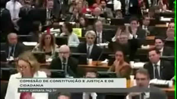 Esquerda lava na cola na ccj