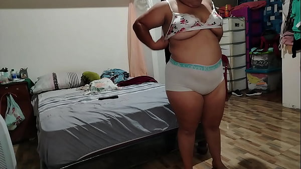 Hot stepmom takes a shower to lower the arrachera and as she has the house alone she starts touching her pussy and tits very rich 