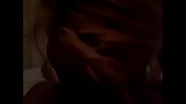 Coroa loira puta mamando rola grossa