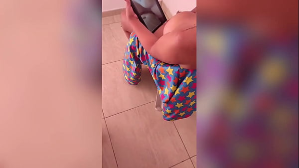 Nonton La Encuentro Viendo Porno Y No Me Puedo Resistir A Que Me Haga Una Paja Con Las Tetas thumbnail