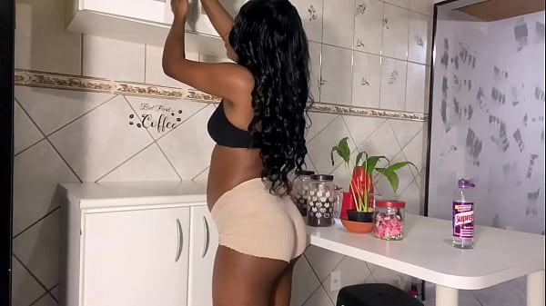 Sexo Gostoso A Dona De Casa Gr&aacute;vida Na Cozinha, Enquanto Ela Cuida Da Limpeza. thumbnail