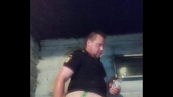 Полное видео: грубый трах анальной дырки полицейского бутылкой водки! 