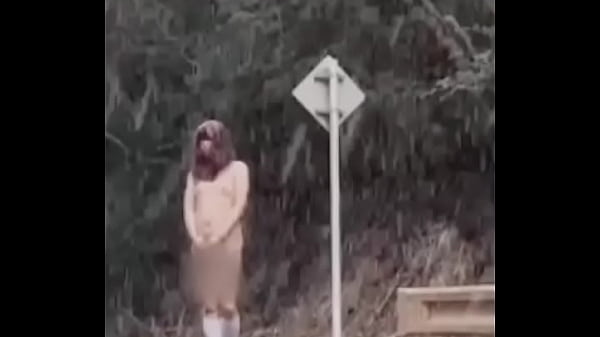 Play MP4 - 【女装マゾ奈緒】雪中全裸手錠散歩